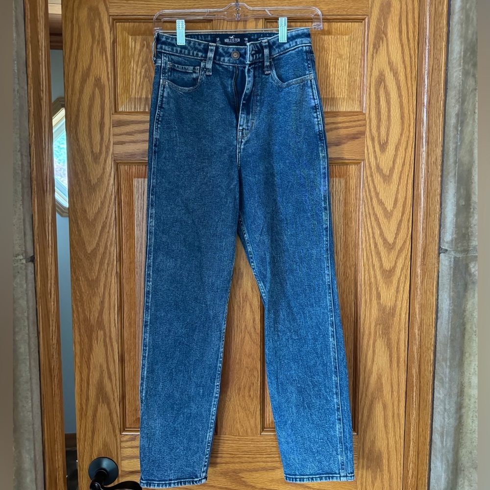 Hollister Ultra High-Rise Mom Jeans, size 3R